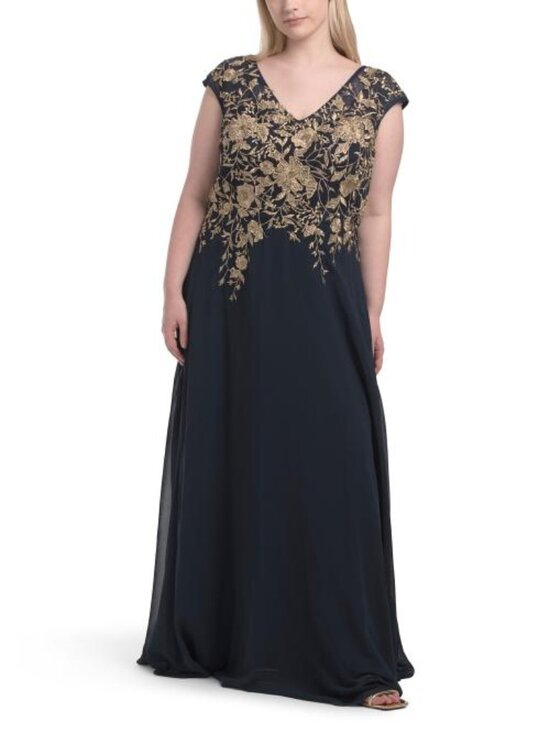 BETSY & ADAM Plus Aplique Chiffon Gown